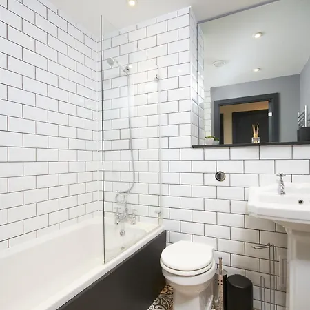 Sleek Manhattan Style In * Leeds (West Yorkshire)