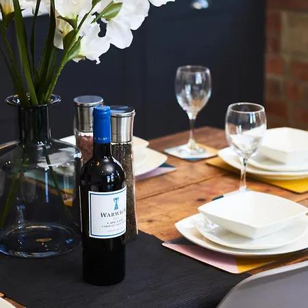 Sleek Manhattan Style In 利兹