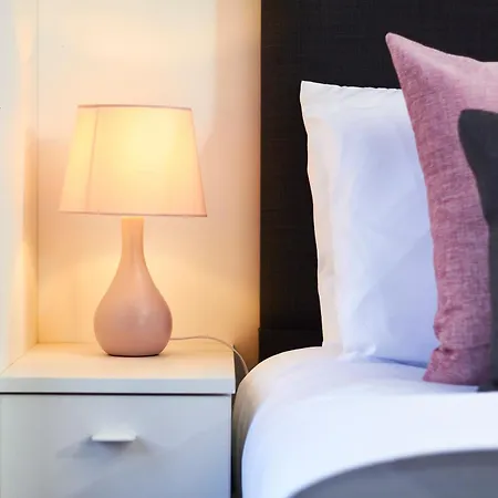 Sleek Manhattan Style In 利兹